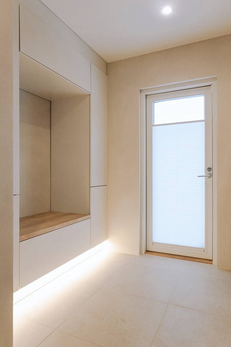 Eclairage de vestiaire KANTTI 023W avec spots 9W et bande LED 7,2 W 3000K.
